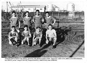 ECOLE DES APPRENTIS SNCFA D ORAN 1960 TERRAIN DE SPORT DU DEPOT 001